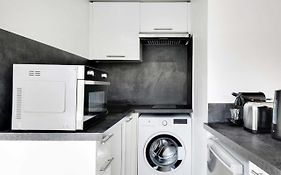 Superb 2Br Apartment - Suresnes